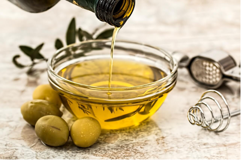 huile d'olive versée dans un pot en verre