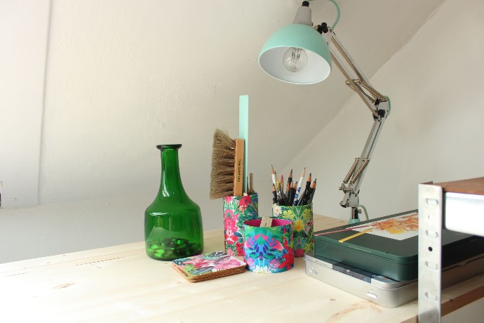 Pot à crayons décoré sur bureau avec lampe