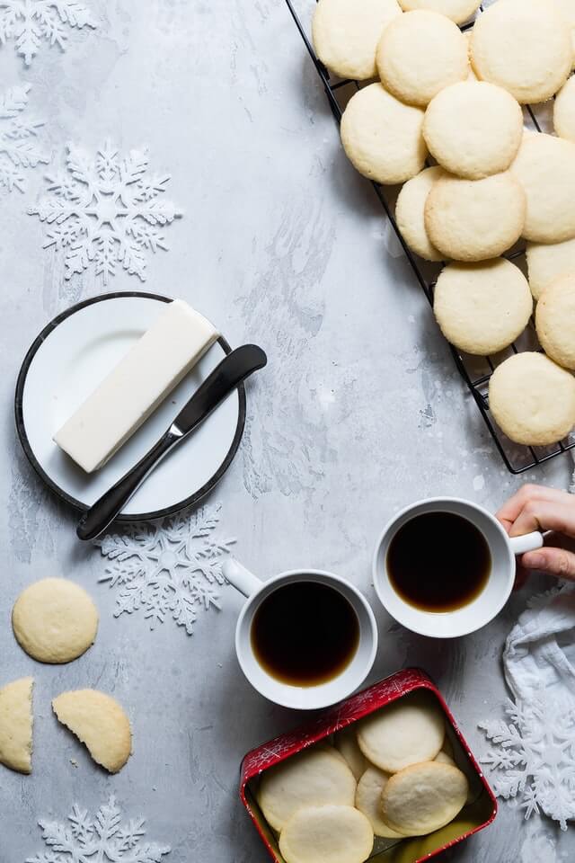 beurre et couteau à beurre sur assiette avec biscuit et café