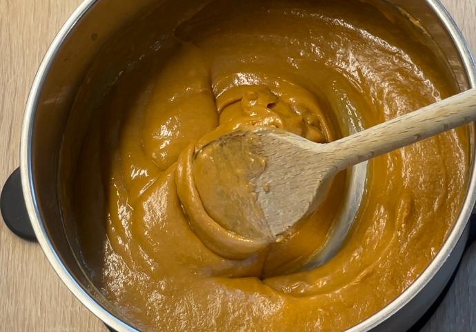 Faire fondre à feu doux le beurre de cacahuètes avec le sirop en mélangeant à l'aide d'une cuillère en bois