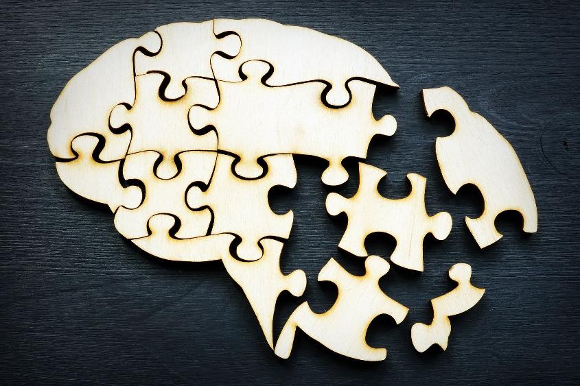 Une forme de cerveau faite de pièces de puzzle en tant que symbole de la santé mentale