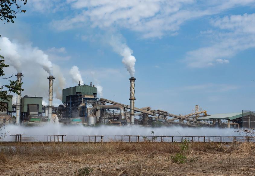 Vue aérienne d'une usine de transformation de canne à sucre : illustration de l'impact environnemental de l'industrie sucrière
