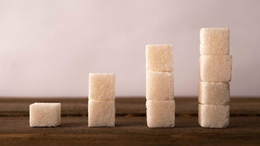 Concept de réduction de sucre : des cubes de sucre dans un graphique en baisse